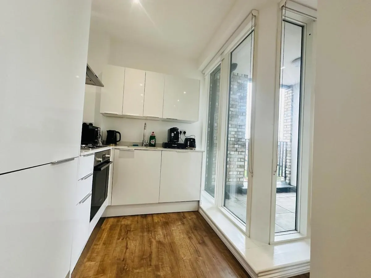 Spacious Central Apartment Close To Major Station London
