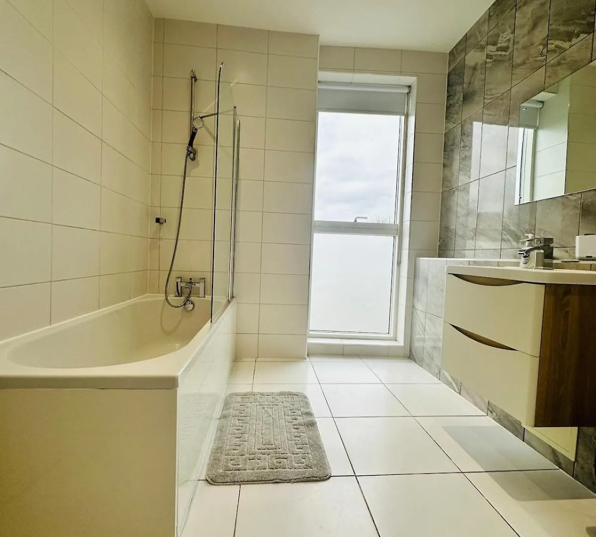 Spacious Central Apartment Close To Major Station London