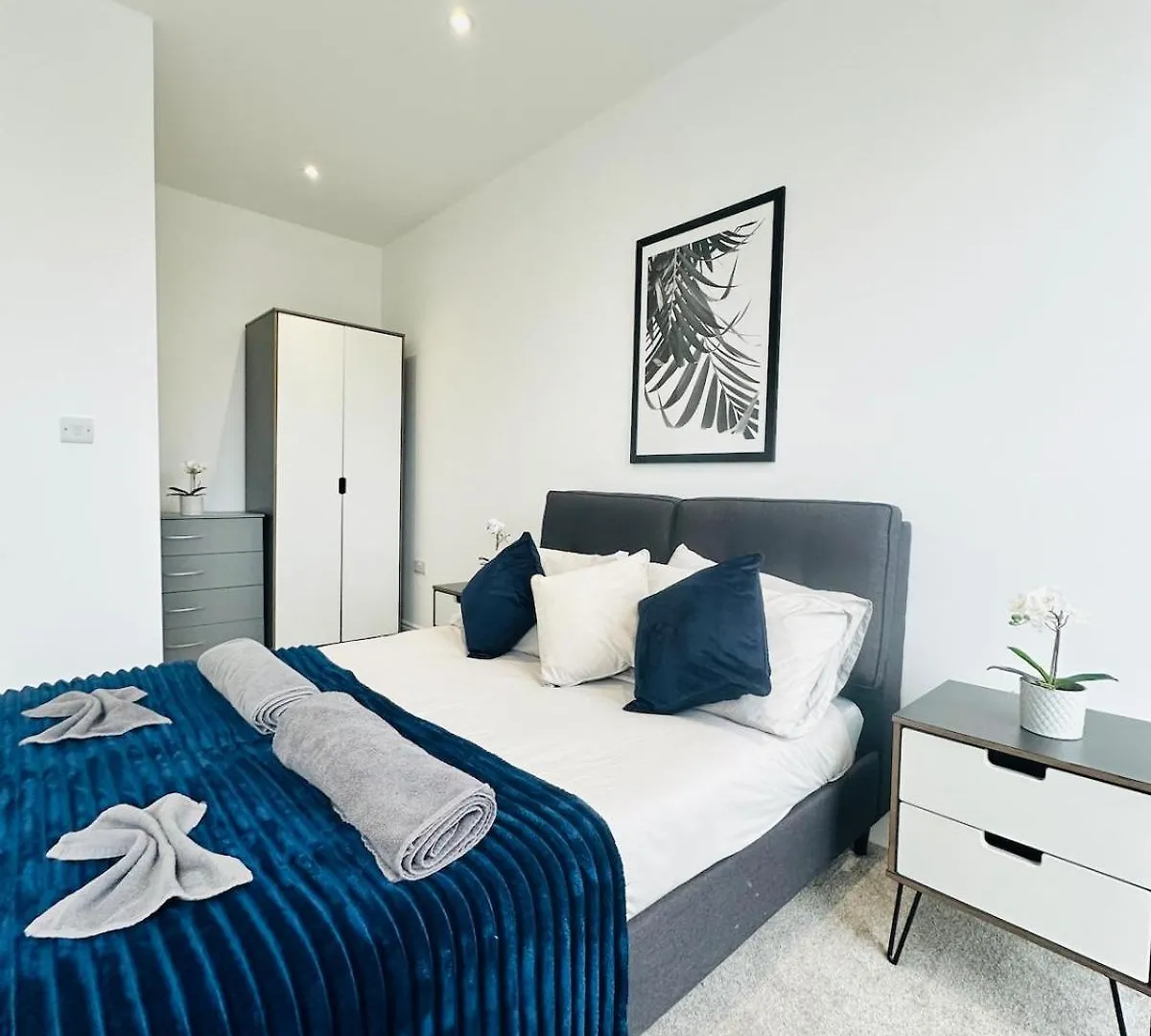 Spacious Central Apartment Close To Major Station London