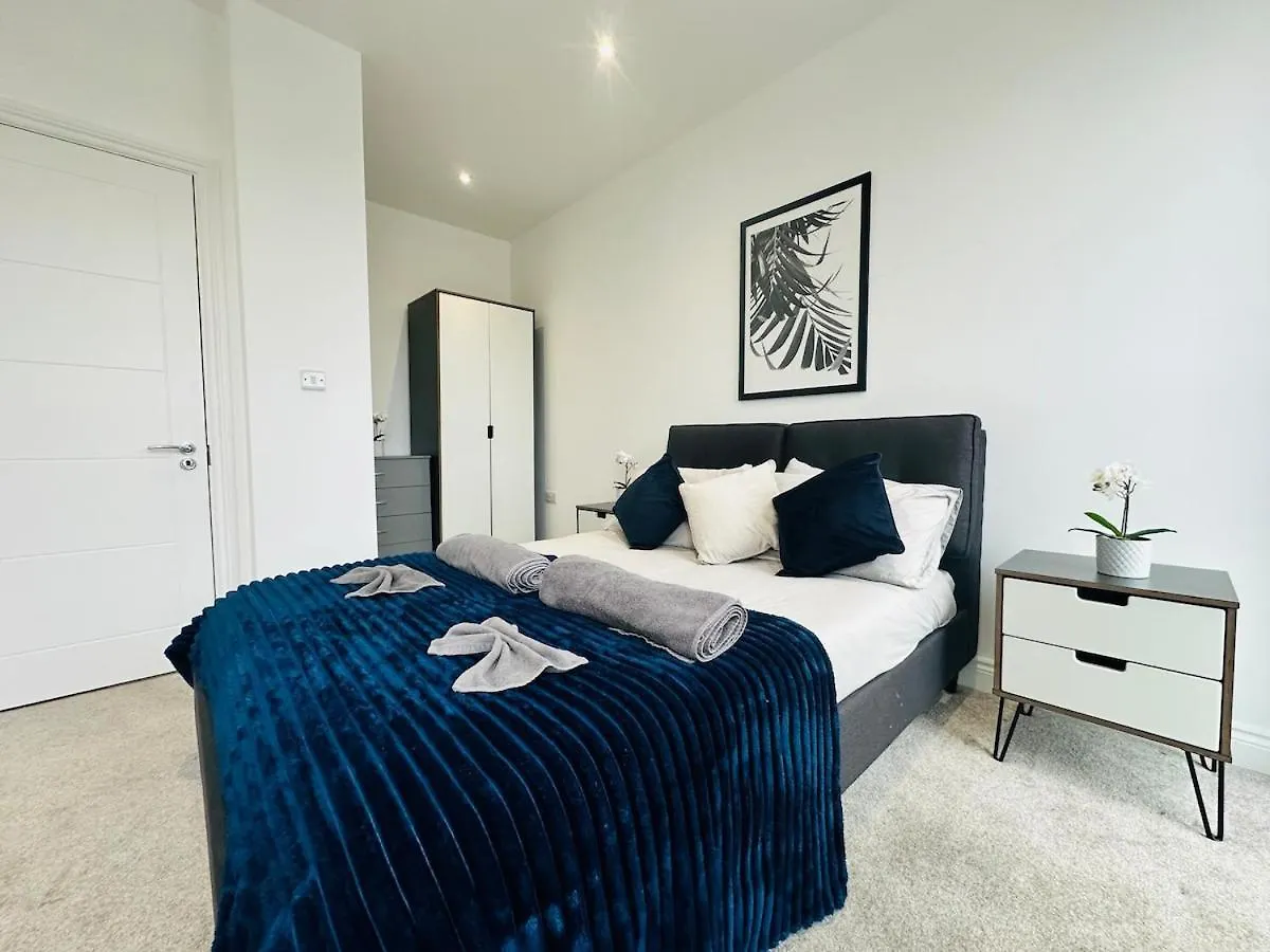 Spacious Central Apartment Close To Major Station London