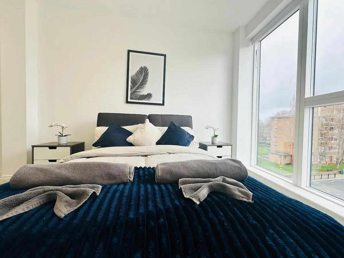 Spacious Central Apartment Close To Major Station London