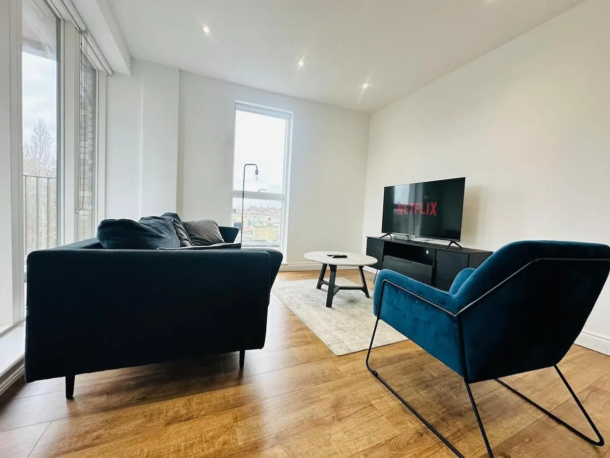 Spacious Central Apartment Close To Major Station London