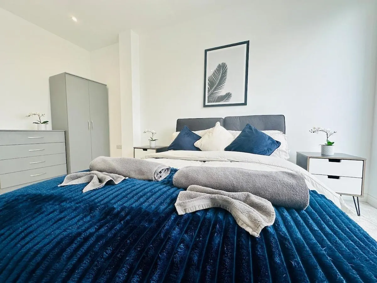 Spacious Central Apartment Close To Major Station London