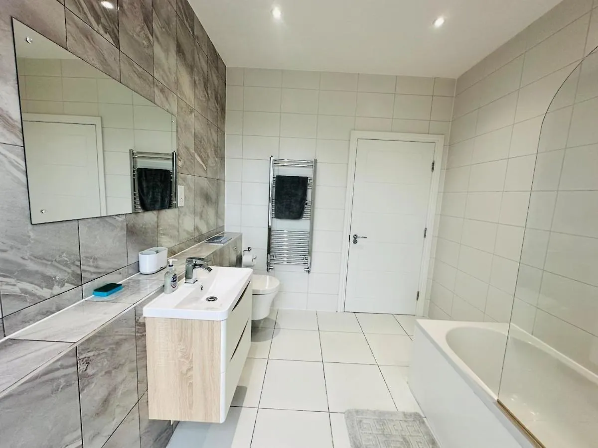 Spacious Central Apartment Close To Major Station London
